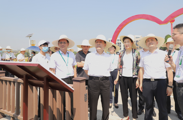 與會專家領導參觀托普云農支撐構建的智慧種業服務平臺